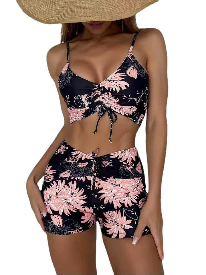 Stijlvolle dames bikini met hoge taille en levendige bloemenprint, essentieel voor een modieuze stranddag.
