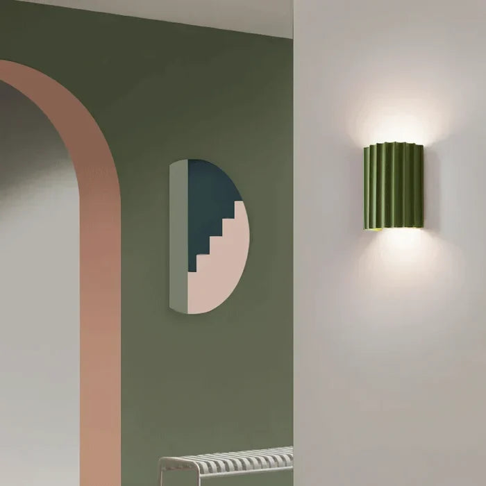 Moderne 'ArtisticWave' wandlamp met uniek design, sfeervolle LED-verlichting voor stijlvolle huisdecoratie.