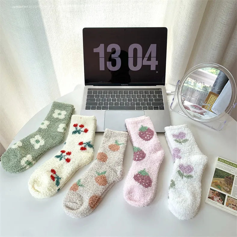 Vrolijke dames lounge sokken met speelse print, brengt warmte en kleur in huis. Één maat.