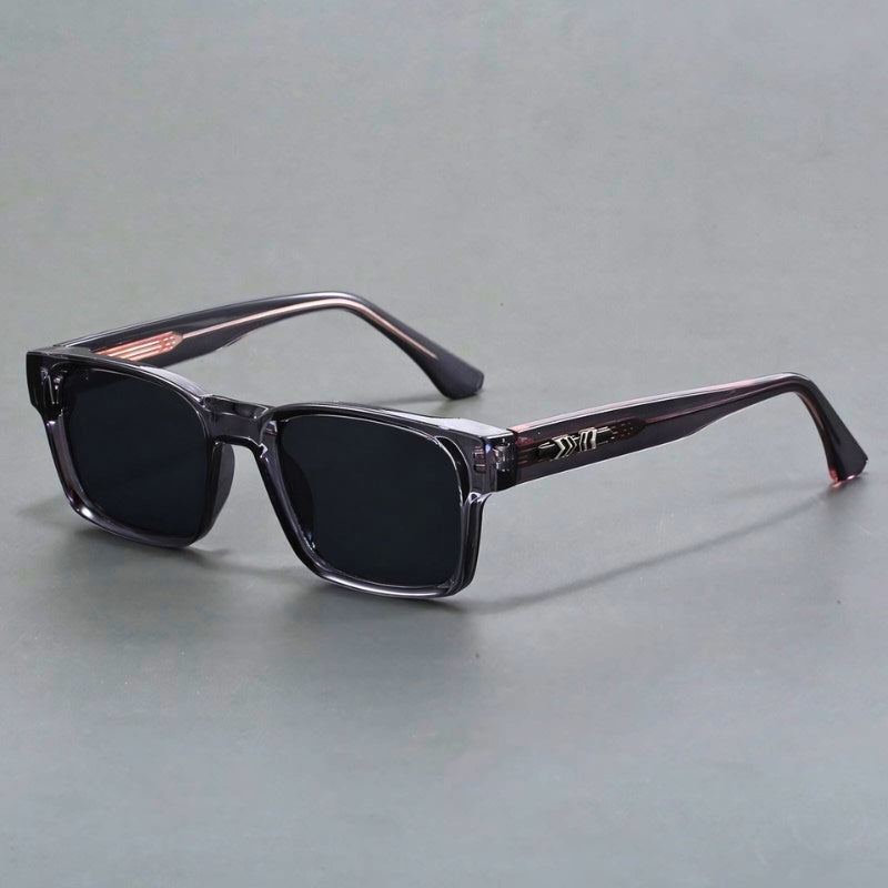 Trendy heren zonnebril met vierkante vorm. Essentiële UV400 zonwering voor een eigentijdse look.