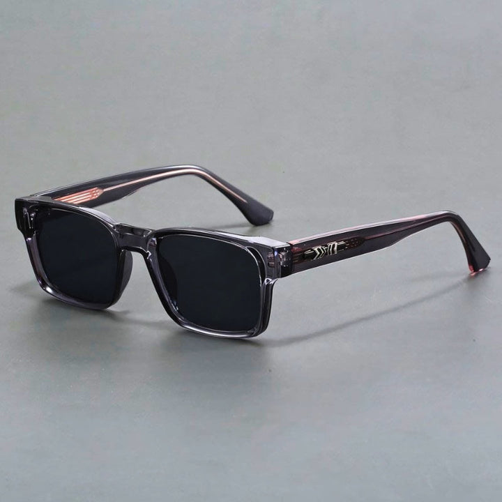 Trendy heren zonnebril met vierkante vorm. Essentiële UV400 zonwering voor een eigentijdse look.