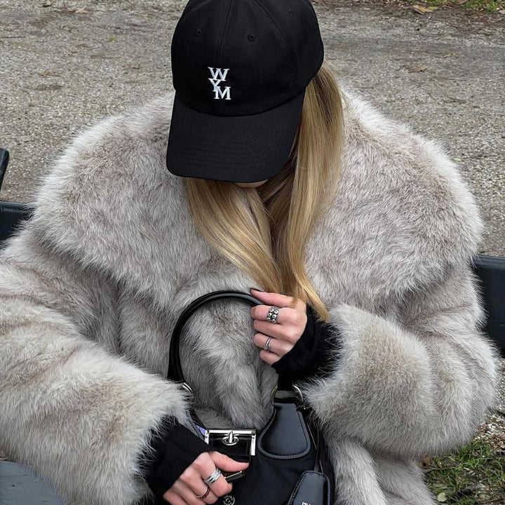 Luxe dameswinterjas met elegante details, warme en comfortabele buitenkleding.