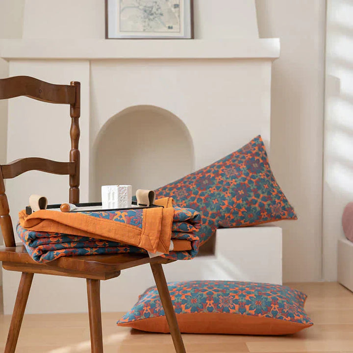 Comfortabele katoenen quilt met blauw patroon. Biedt warmte en sfeer als beddengoed of sprei.