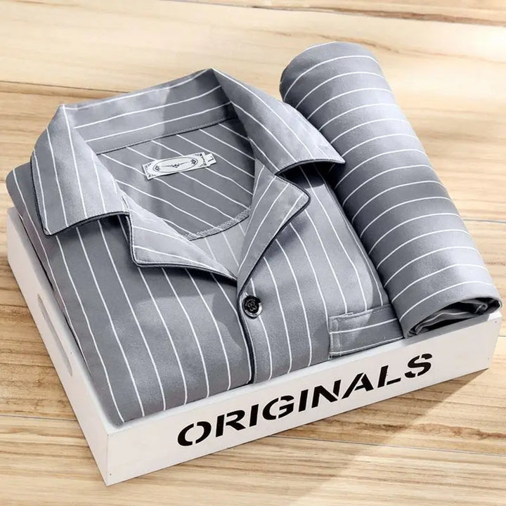Moderne tweedelige heren pyjamaset met knoopsluiting, voor een eigentijdse look thuis en in bed.