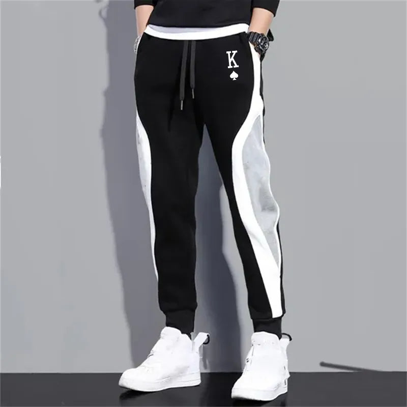 Gedetailleerde Spade K print op zwarte/grijze heren joggingbroek, een stijlvolle toevoeging aan urban kleding.