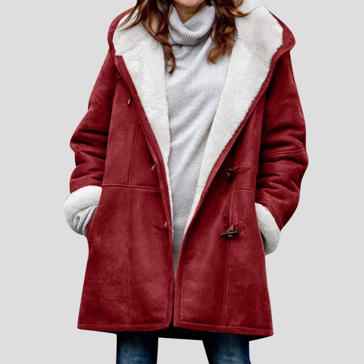 Damesmodel draagt een elegante bruine jas met opstaande kraag, modieuze buitenkleding voor elke dag.