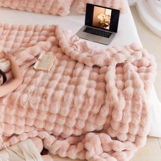 Detail van zachte SnuggleFur faux bont deken; luxe textuur van dit warme bankplaid, ideaal voor comfort.