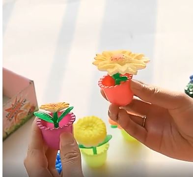 Kinderen leren planten verzorgen met waterspeelgoed. Educatieve groeiende planten speelgoed set voor ontwikkeling.