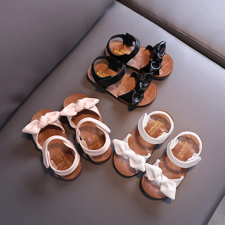 Duurzame peuter sandalen in beige, comfortabele zomerschoenen voor actieve kleine voetjes, unisex design.