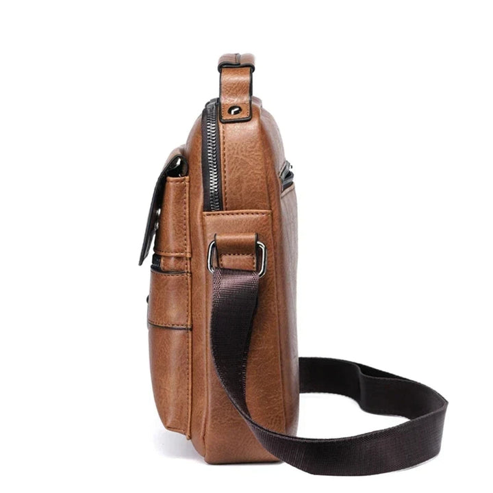 Veelzijdige leren schoudertas voor mannen, perfect als accessoire voor zowel zakelijke afspraken als vrije tijd.