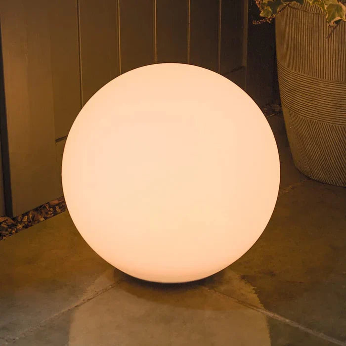 Sfeervolle GlowSphere LED buitenlamp, oplaadbaar, bolvormig design voor moderne tuinen.