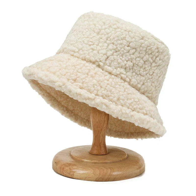 Dames teddy bucket hoed Livia van zachte lamswol, warm en modieus voor de winter.