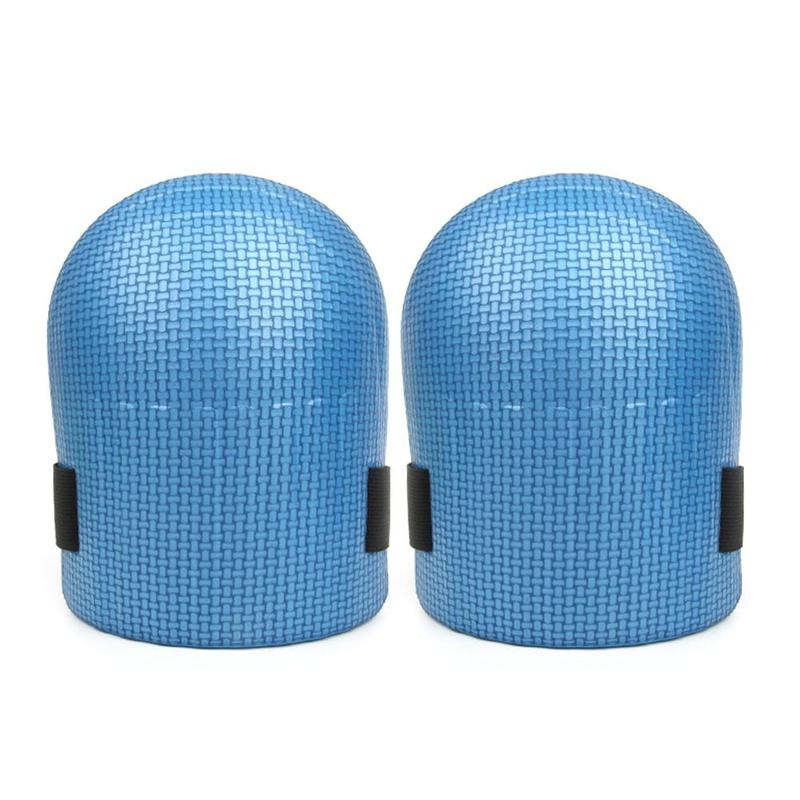 Een klusser werkt aan de vloer, beschermd door comfortabele knie pads die kniepijn voorkomen.