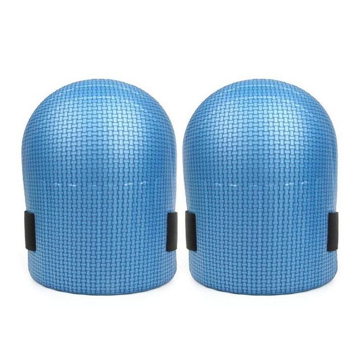 Een klusser werkt aan de vloer, beschermd door comfortabele knie pads die kniepijn voorkomen.