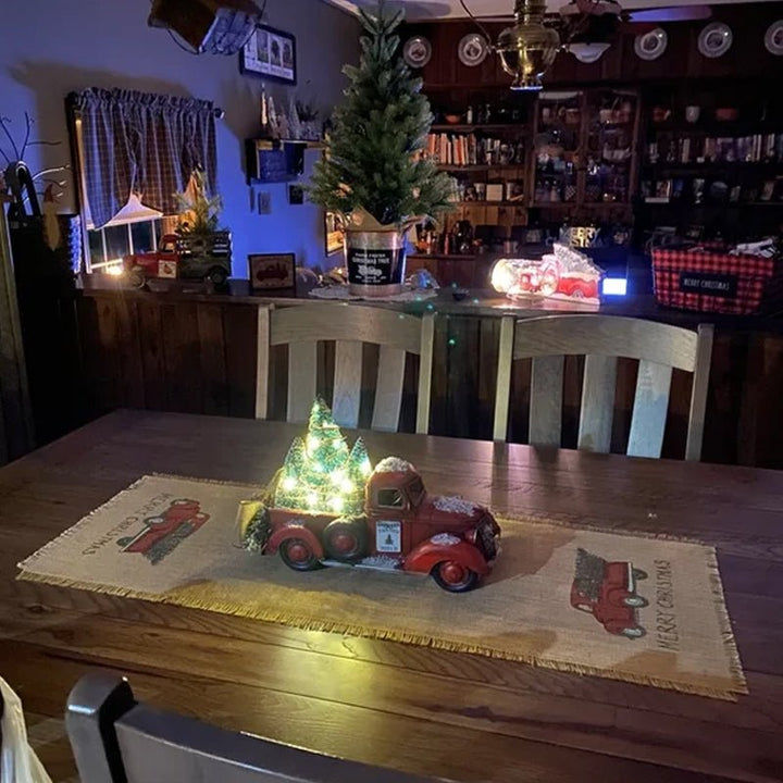 Creëer een winterwonderland met deze rode kerstvrachtwagen decoratie voor de feestdagen.