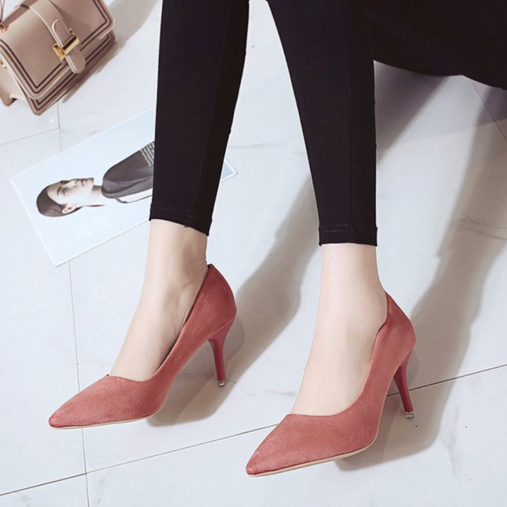Stijlvolle panterprint pumps met hoge hak, perfect voor dames die een statement willen maken.