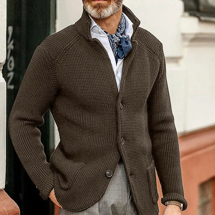 Comfortabel heren vest, grof gebreid en warm, met handige zakken voor herfst- en winteroutfits.
