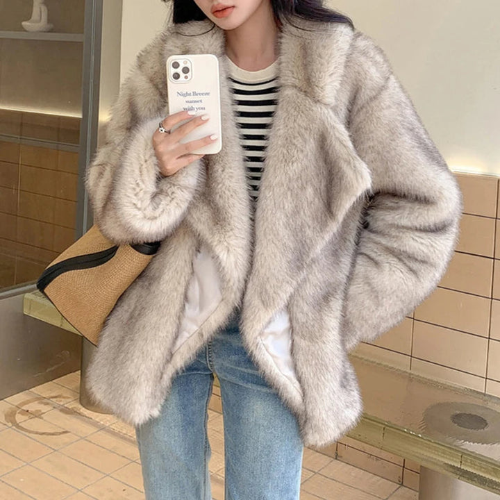 Trendy dames bovenkleding: pluizige winterjas met losse pasvorm, comfortabel warm.