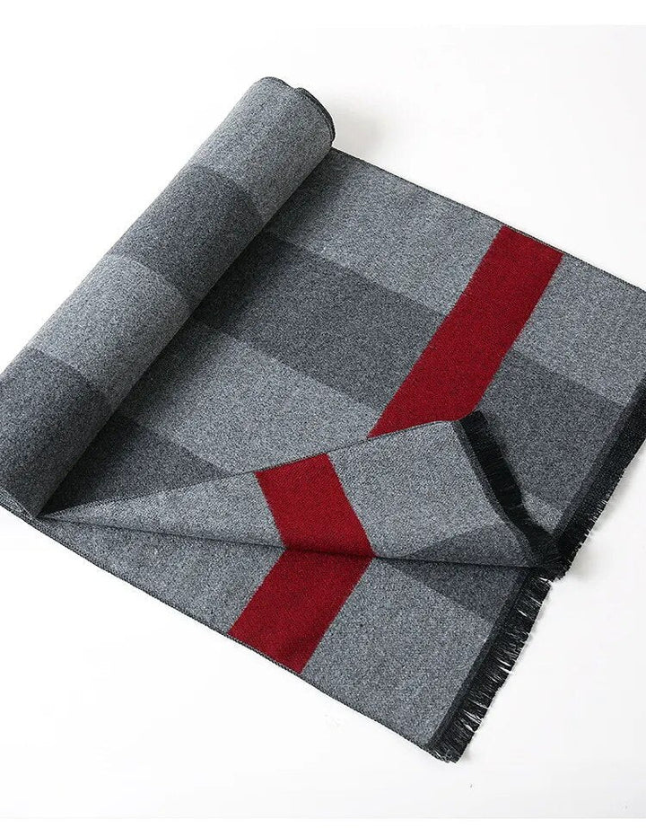 Heren mode accessoire: luxe kasjmier sjaal met ruitpatroon, combineert warmte en stijl.