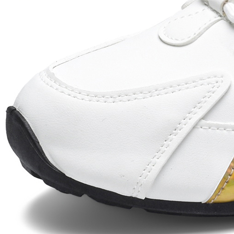 Detail van trendy heren zomersneakers; ademend, comfortabel & lichtgewicht met modern kleurblok design voor elke dag.