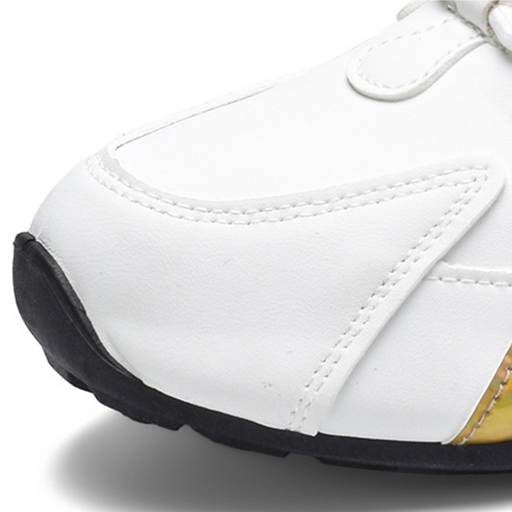 Detail van trendy heren zomersneakers; ademend, comfortabel & lichtgewicht met modern kleurblok design voor elke dag.