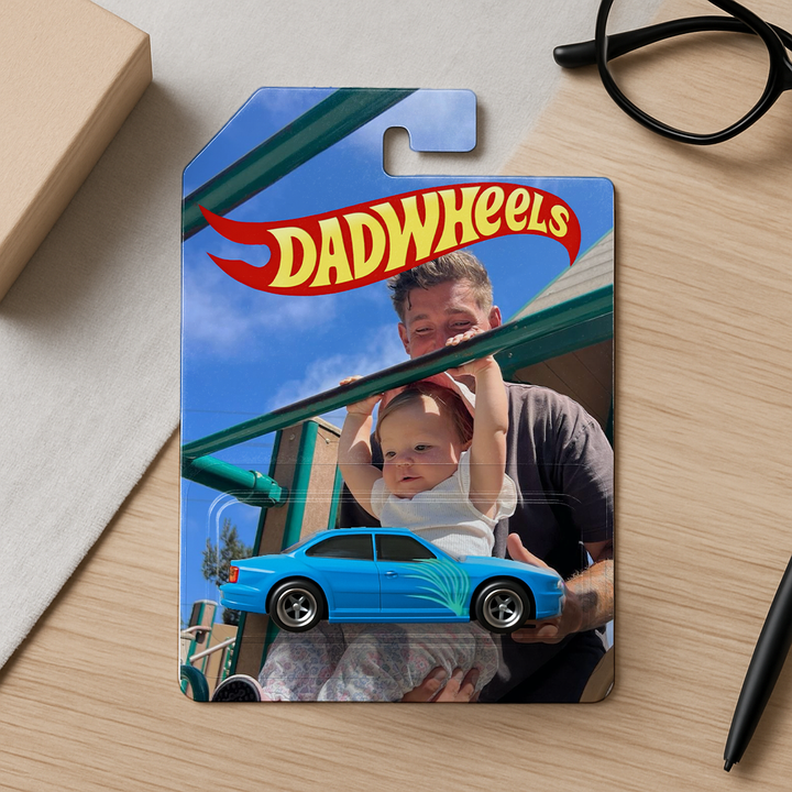 Stijlvolle kartonnen cadeauverpakking, personaliseerbaar met foto voor dierbare speelgoedauto herinneringen.