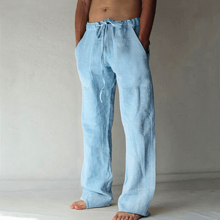 Detail van de stof en pasvorm van de heren loungebroek. Hoge taille, wijde pijpen, ultiem comfort.
