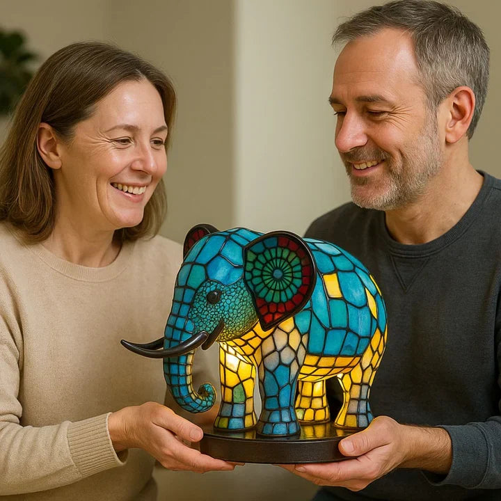 Warme gloed van de olifantenlamp, creëert gezellige sfeerverlichting en unieke decoratie in huis.