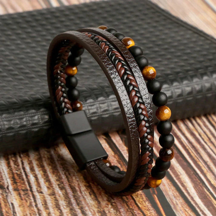Heren gelaagde leren armband met stenen kralen, stoer en stijlvol, met magnetische sluiting. Perfect cadeau voor mannen.