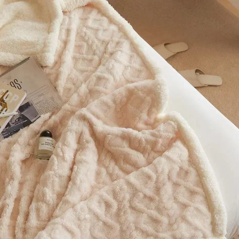 Comfortabele dikke fleece winterdeken op een bed; ideaal als slaapkamer deken voor dames & heren.