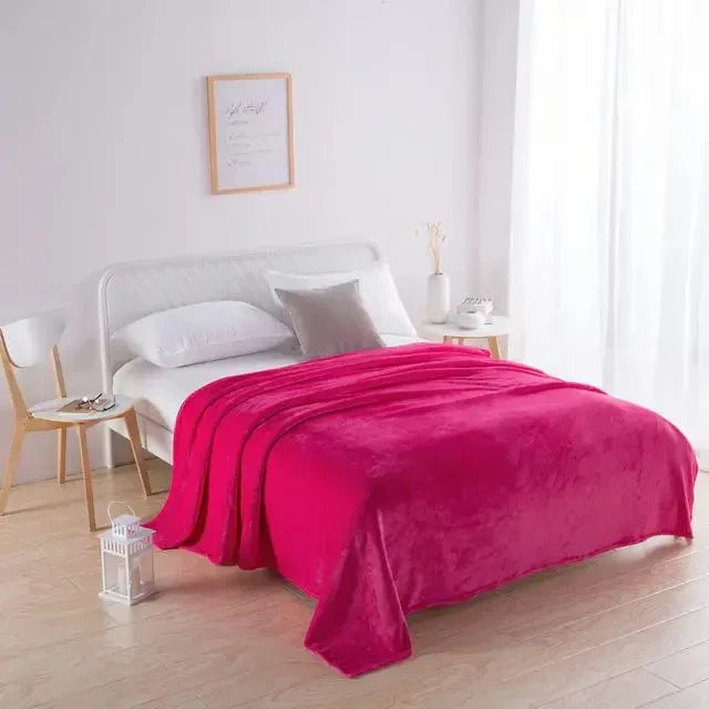 Lichtgewicht fluwelen plaid (VelvetLux) voor extra comfort en decoratieve touch op de sofa.