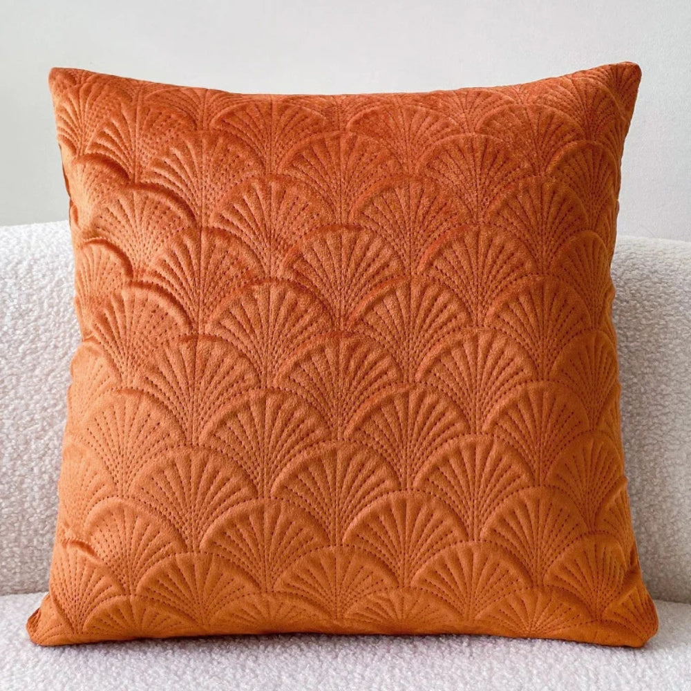 Meerkleurige decoratieve kussenhoes van katoen-polyester fluweel met gedetailleerd schelpdesign.