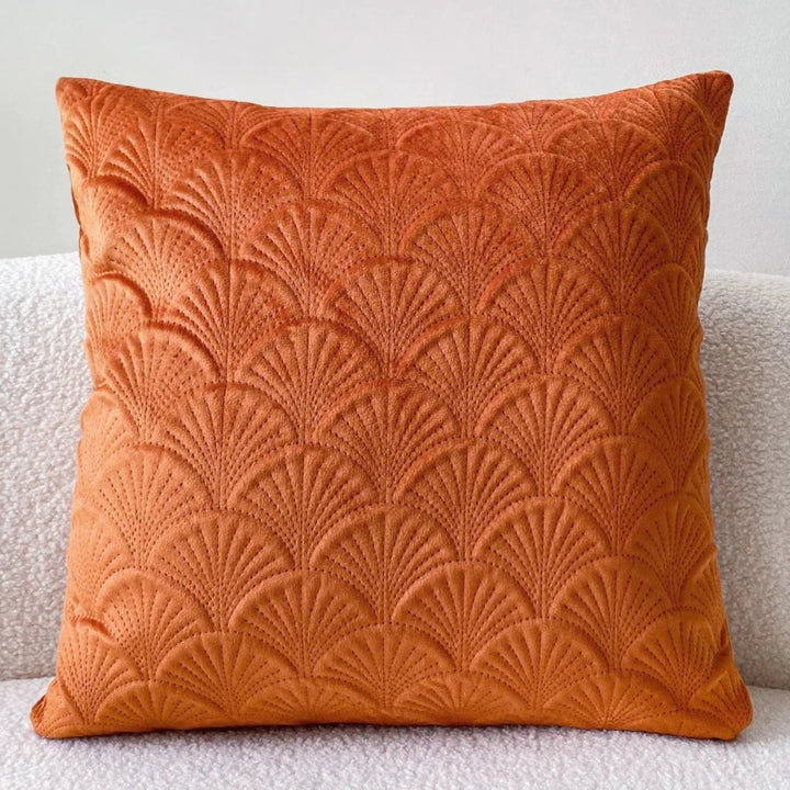 Meerkleurige decoratieve kussenhoes van katoen-polyester fluweel met gedetailleerd schelpdesign.