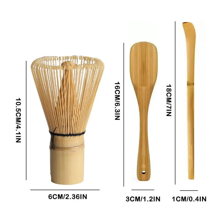 Prachtige complete matcha theeset met bamboe accessoires, klaar voor een serene theeceremonie.