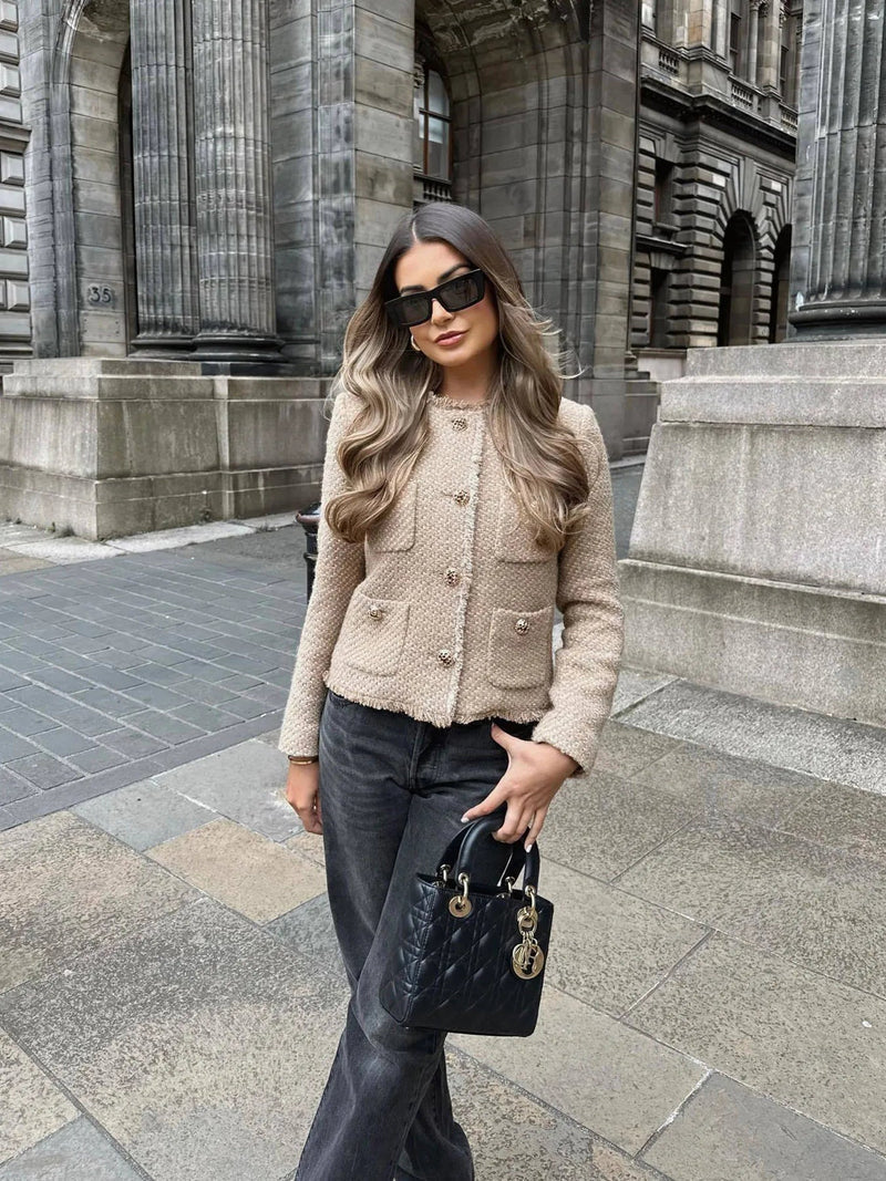Tijdloos chic dames tweed jasje in beige met gouden knopen. Ideale bovenkleding voor een elegante look.