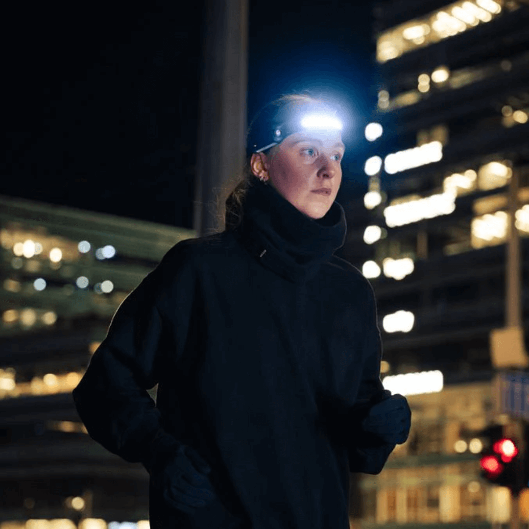 Verstelbare USB-C oplaadbare hoofdlamp voor hardlopen, klussen of werkverlichting; met helder LED licht.