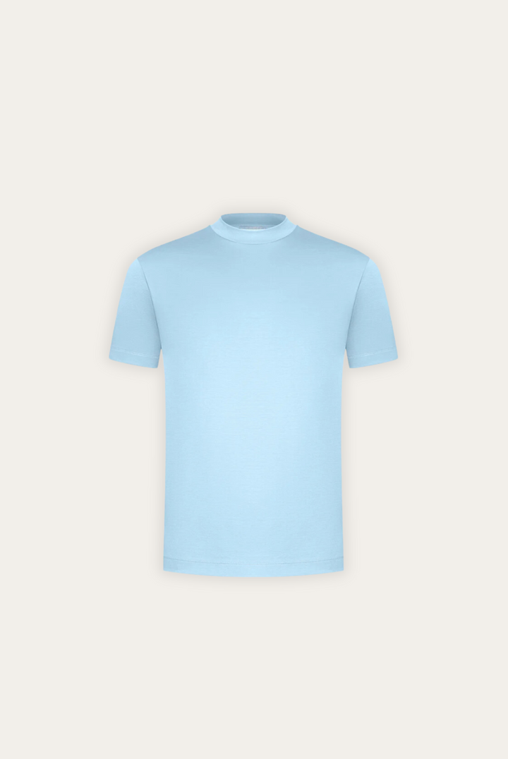 Man draagt comfortabel en stijlvol heren T-shirt Dario met ronde hals en tailored fit.