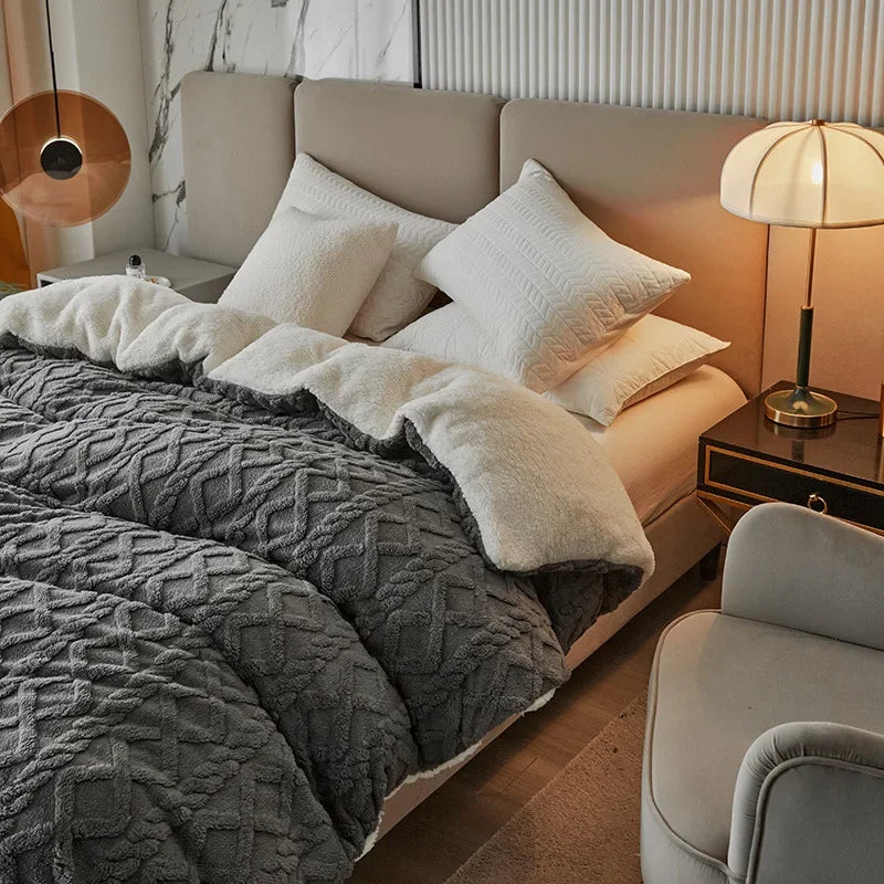 Dit dubbelzijdige dekbedovertrek combineert kasjmier-look met VelvetWarm fleece voor optimale warmte en comfort.
