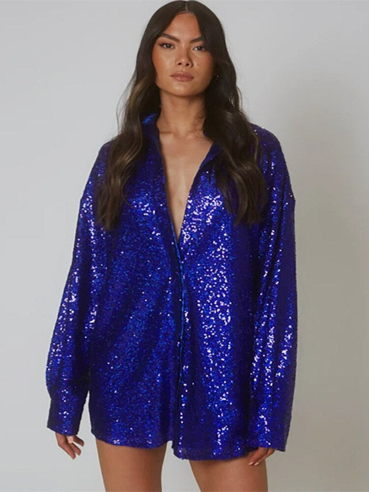 Vrouw draagt casual oversized glitter blouse, comfortabel en modieus voor alledaagse stijl of een feestelijke twist.