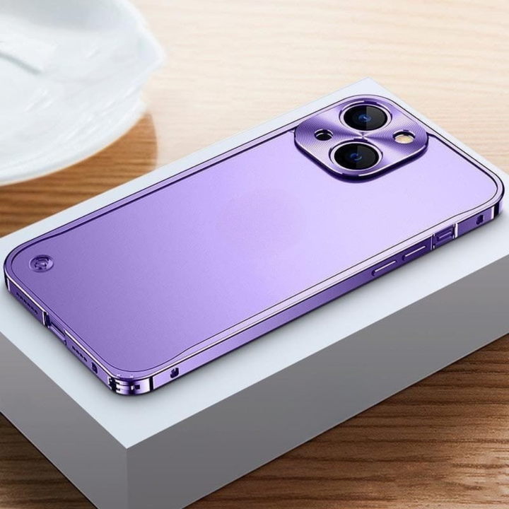 Zijaanzicht van slanke aluminium iPhone 12 hoes. Biedt volledige bescherming zonder bulk toe te voegen. Duurzaam.