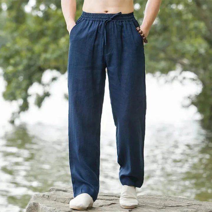 Man draagt comfortabele witte heren strandbroek, ideaal voor een relaxte zomerse vakantiedag.
