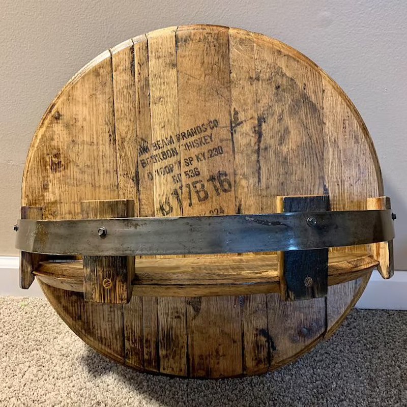 Rustiek eiken wandrek voor whiskeyflessen, gemaakt van een bourbonvat, sfeervolle huisbar decoratie.