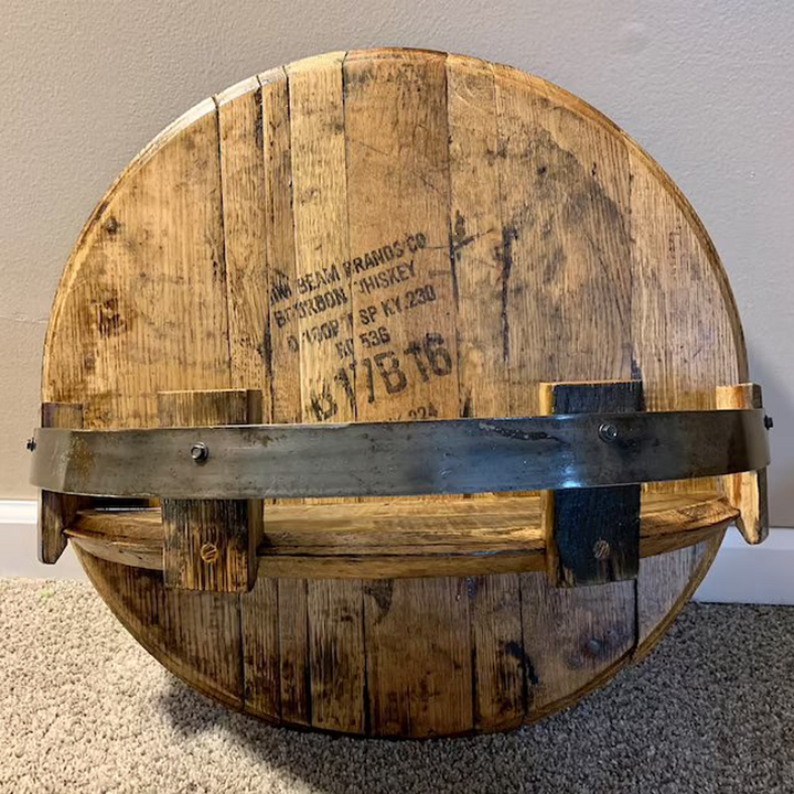 Rustiek eiken wandrek voor whiskeyflessen, gemaakt van een bourbonvat, sfeervolle huisbar decoratie.
