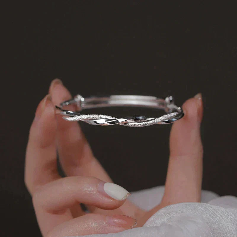 Stijlvolle gedraaide damesarmband met geometrisch design. Tijdloos juweel voor elke gelegenheid.