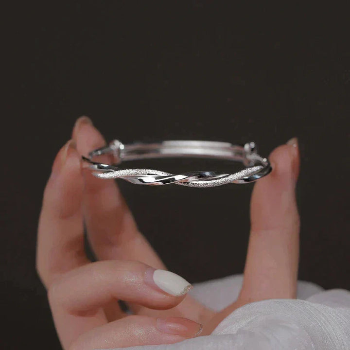 Stijlvolle gedraaide damesarmband met geometrisch design. Tijdloos juweel voor elke gelegenheid.