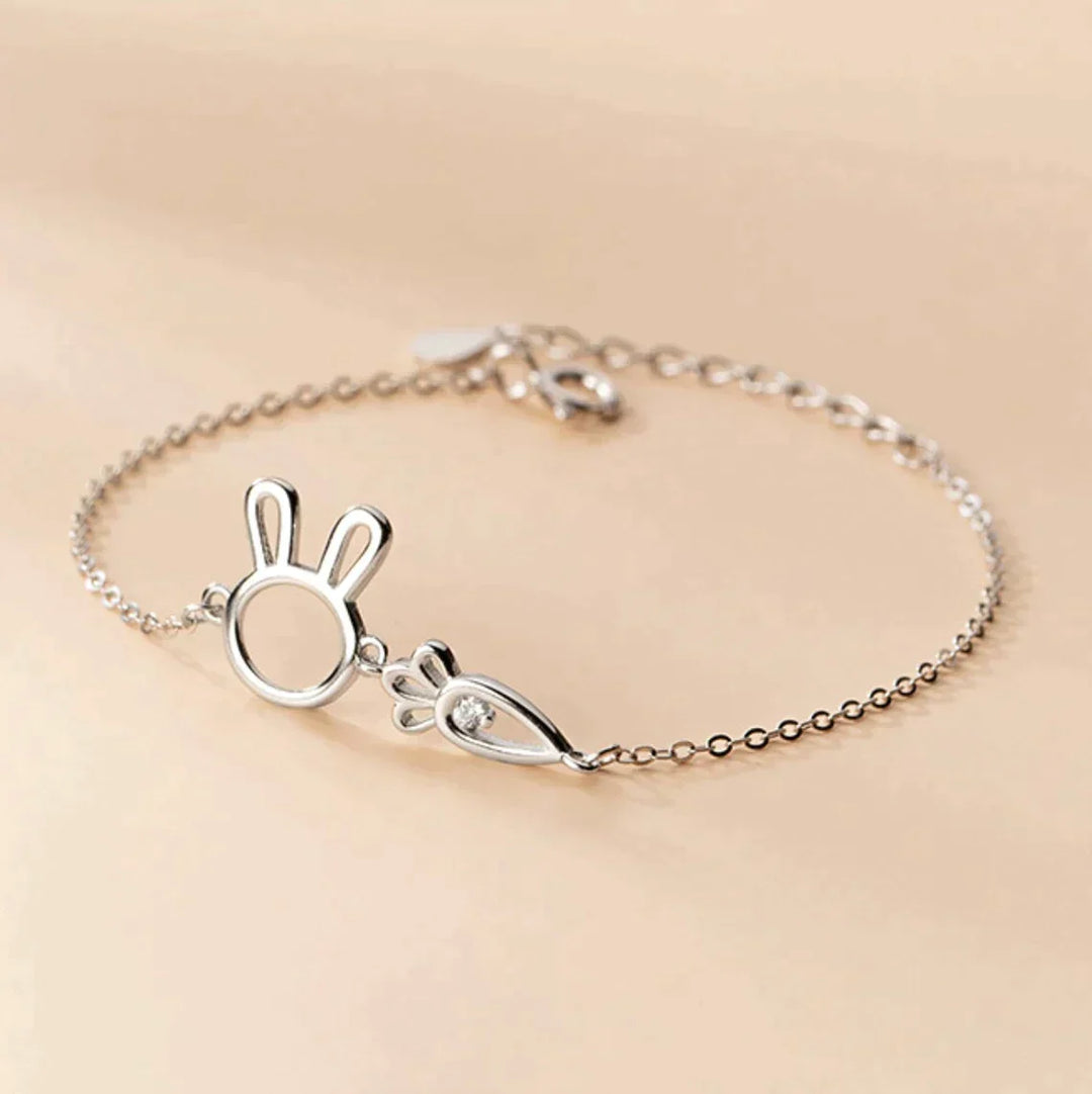 Elegant verzilverd konijnen armbandje voor dames, schattig en minimalistisch.