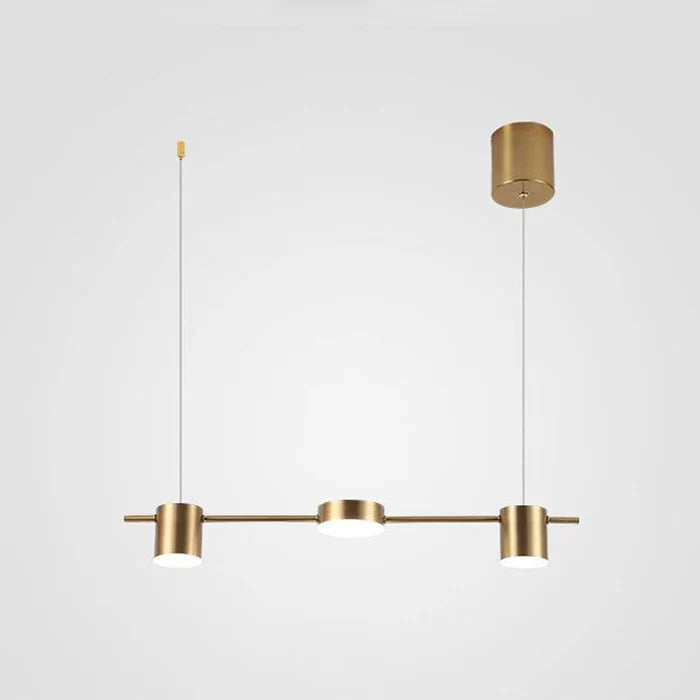 Moderne AuraDrum hanglamp, goud met zwart, boven eettafel, creëert warme sfeerverlichting.