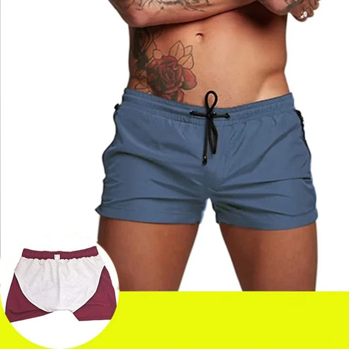 Actieve heren zwemshort in dynamische pose, ideaal voor zwemmen, sporten of strandvakantie.
