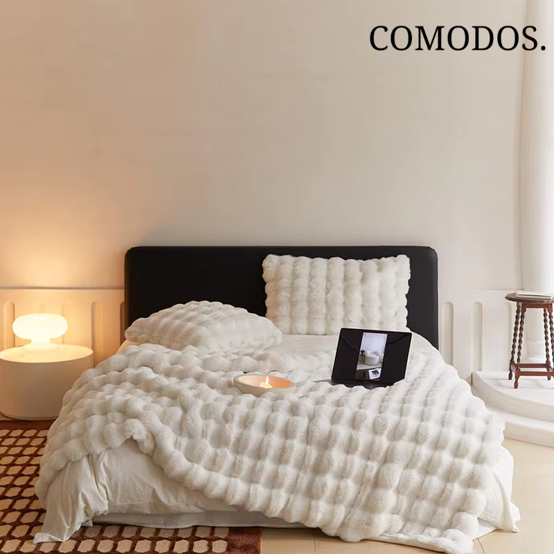 Luxe CloudCozy deken van zacht imitatiebont, de perfecte huisdecoratie voor een warme en uitnodigende sfeer.