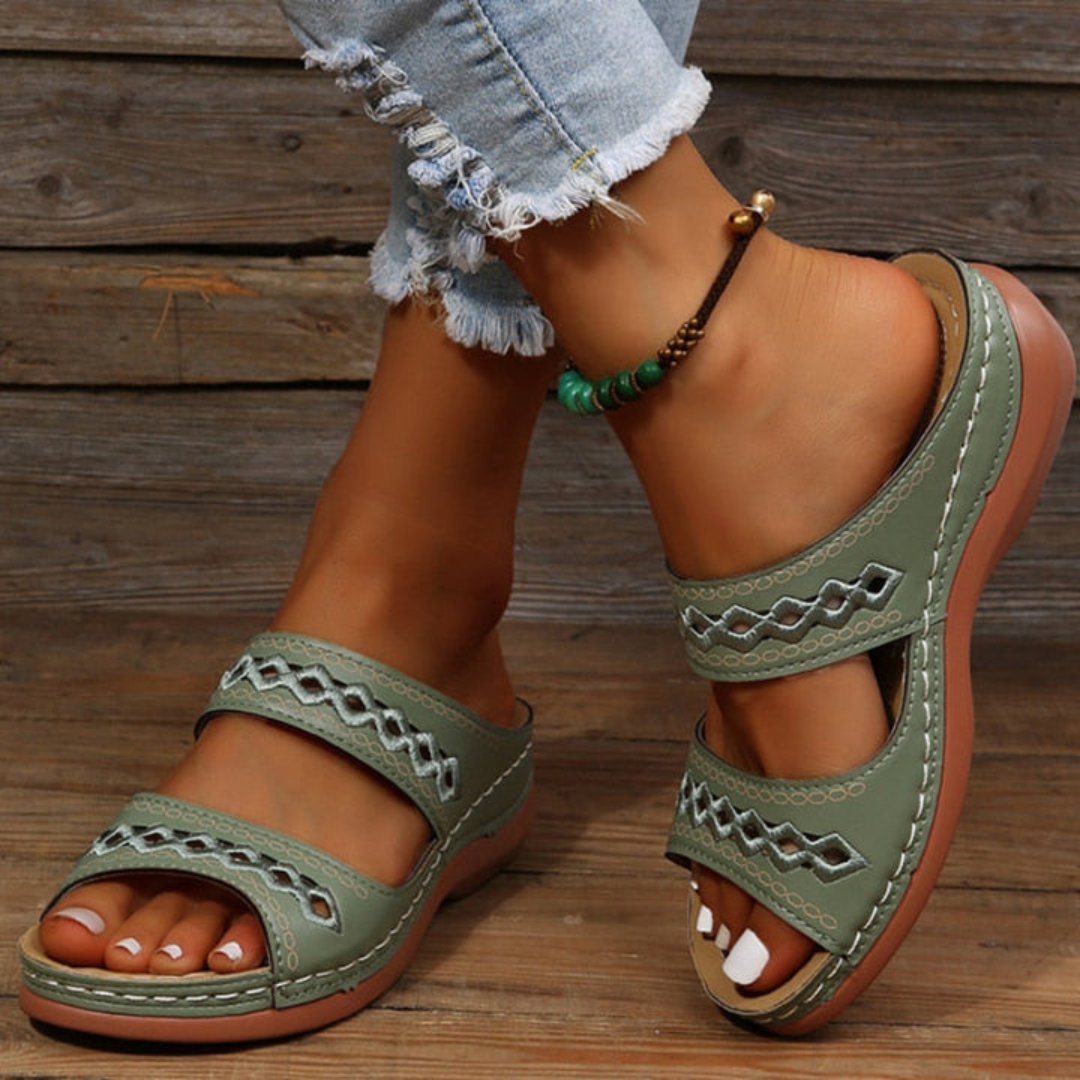 Detail van de flexibele zool en verstelbare dubbele riemen van deze comfortabele dames zomer sandalen.